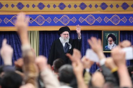 در مقابل جنگ نرم دشمن بی‌تفاوت نباشیم